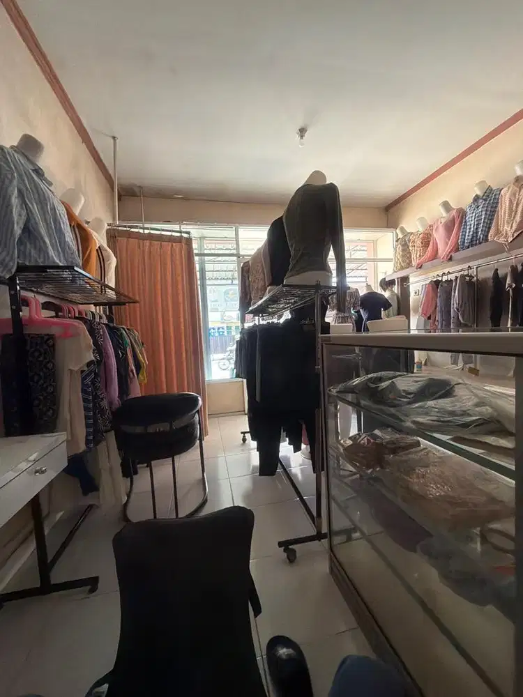 Over kontrak toko baju dan isinya