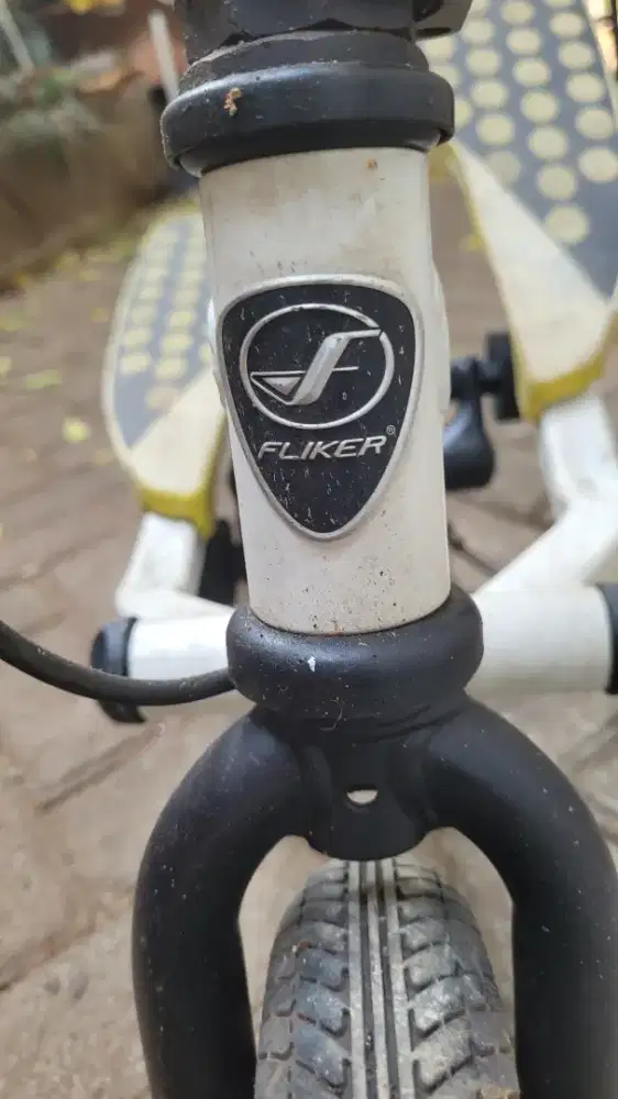 Skuter di injak injak