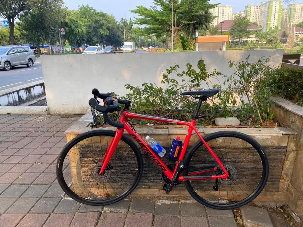 Sepeda scultura 400 grupset shimano 105