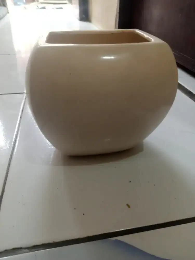 Vas bunga kramik ukuran 15 cm seken ga kepake