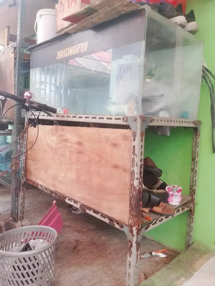 Aquarium bekas-bekas