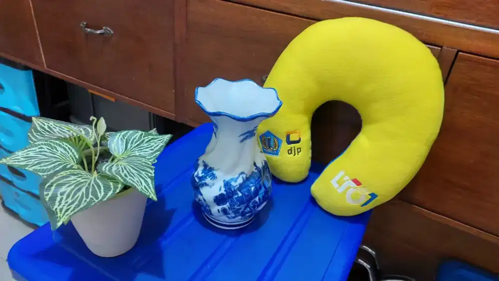 Dijual pot keramik dan bungga kecil dan bantalan