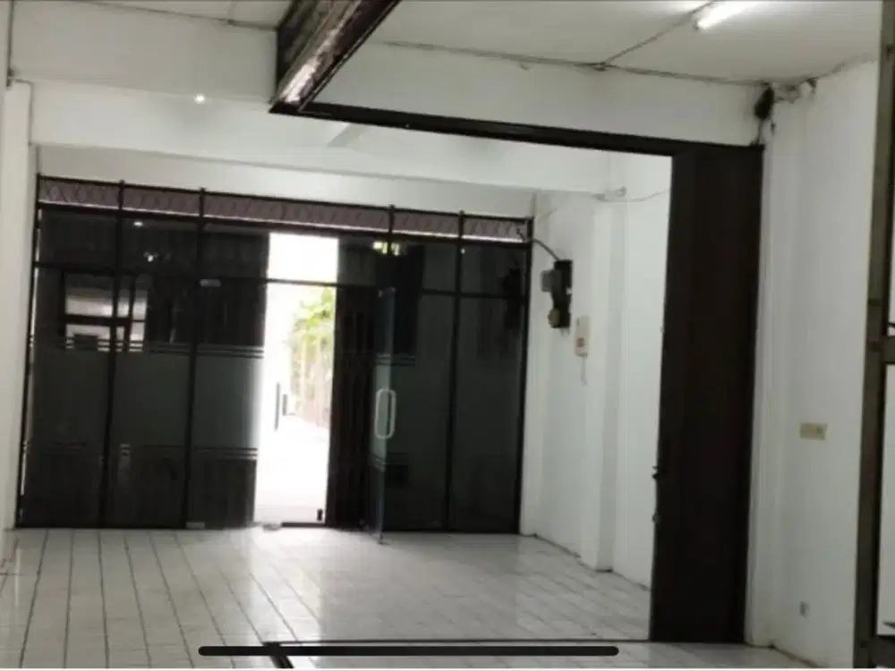 Disewakan Ruko Bungur Jakarta Pusat, 3 Lantai, LT 302.5 m², LB 561 m², Pinggir Jalan Raya, Rp 250 Jt/Tahun Nego, Min. 2 Tahun