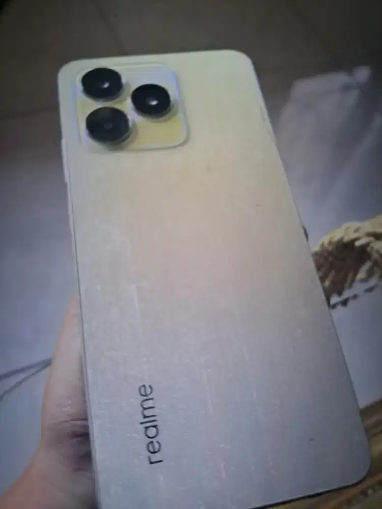 Realme C53 warna gold