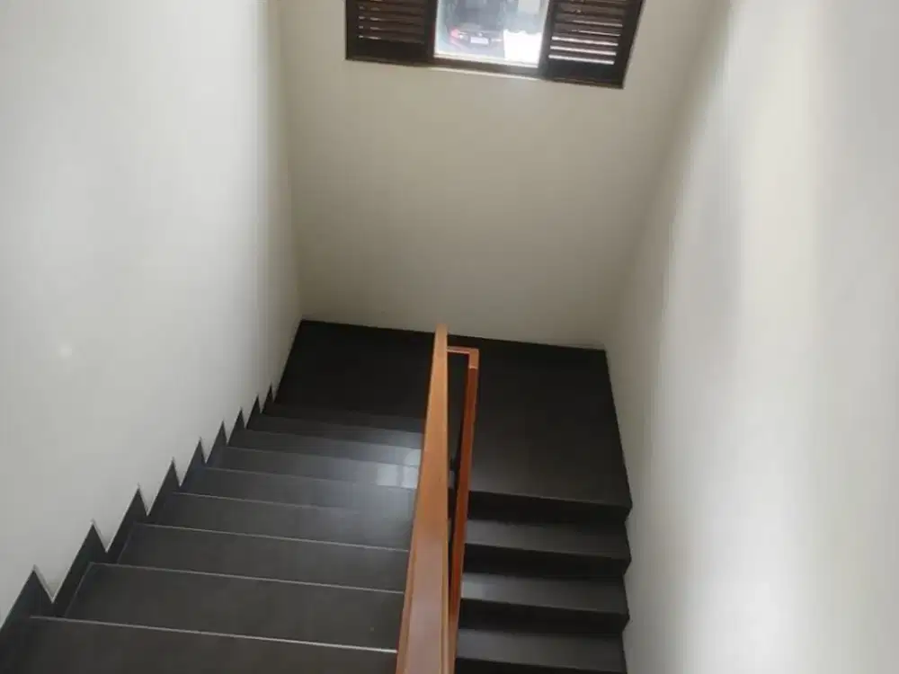 Rumah Hoej / Posisi Di pojok SHM - Versailles Residence BSD City
