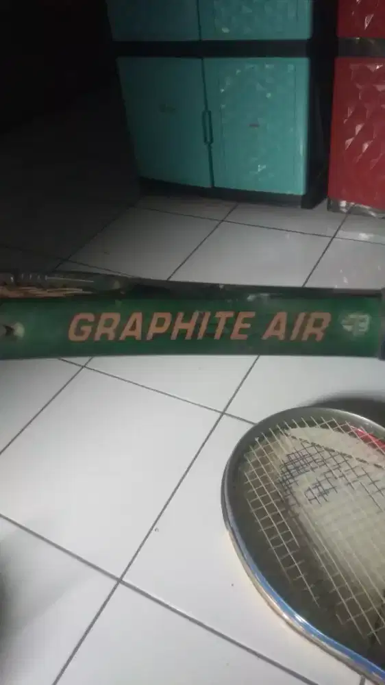 Raket tennis bekas