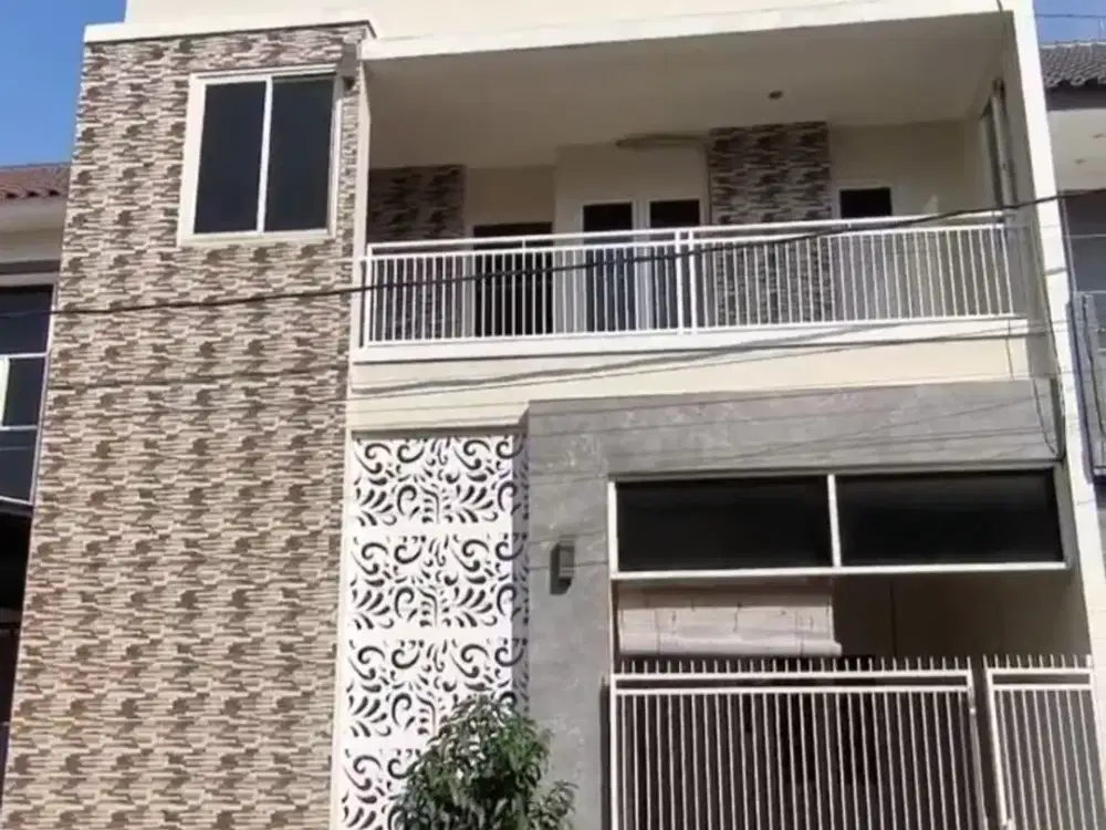 Dijual Rumah 3 Lantai Dekat Pusat Kota di Sulfat Malang