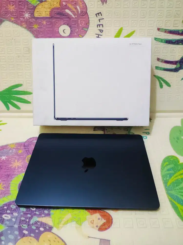 Dijual MacBook Air M2 13in Liquid retina 2022 Garansi on 16/256