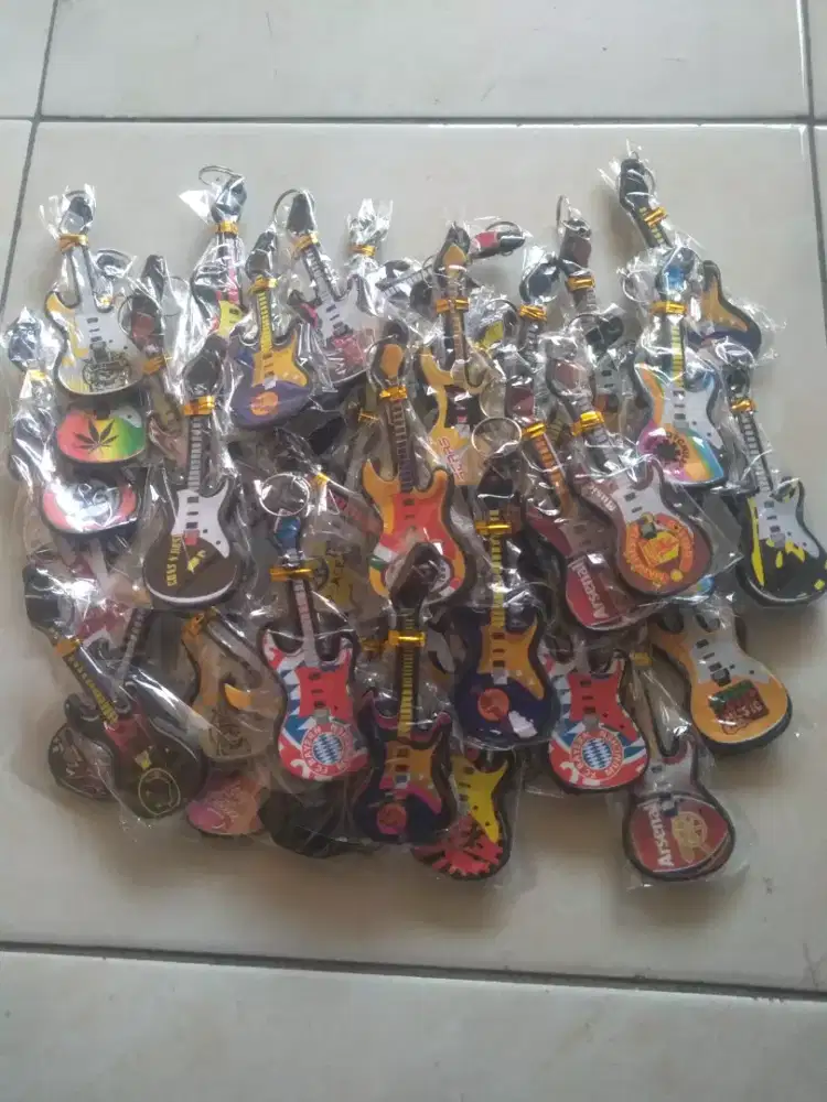 Jual Gantungan Kunci Bentuk Gitar dan Kaos Bola