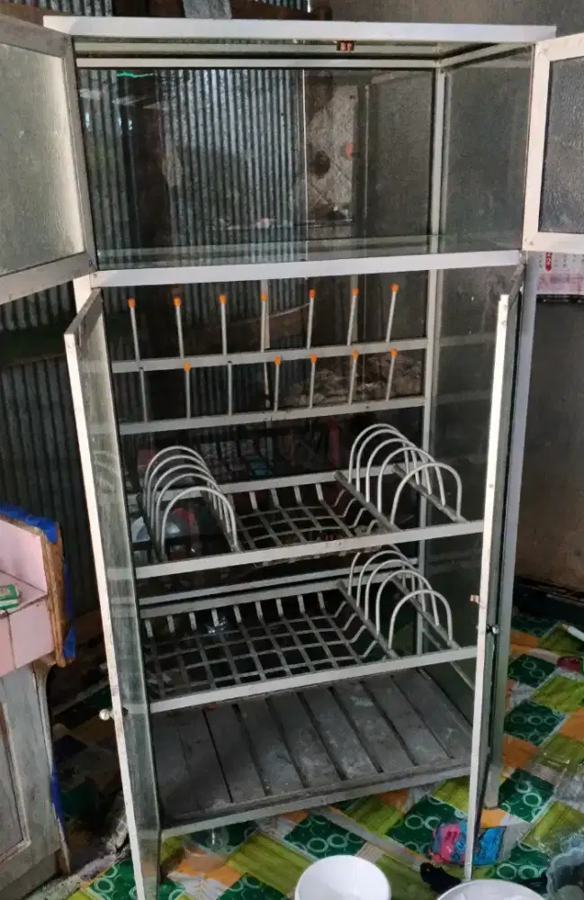 Lemari kaca rak piring dua pintu