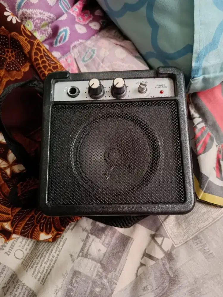Dijual Ampli Gitar Mini Portable simple mudah dibawa kemana mana.