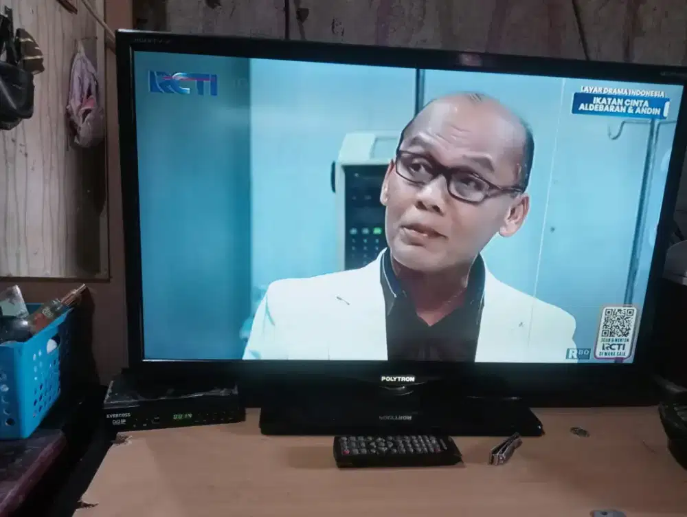 Di jual tv polytron 32 inc + Stb lokasi jec.