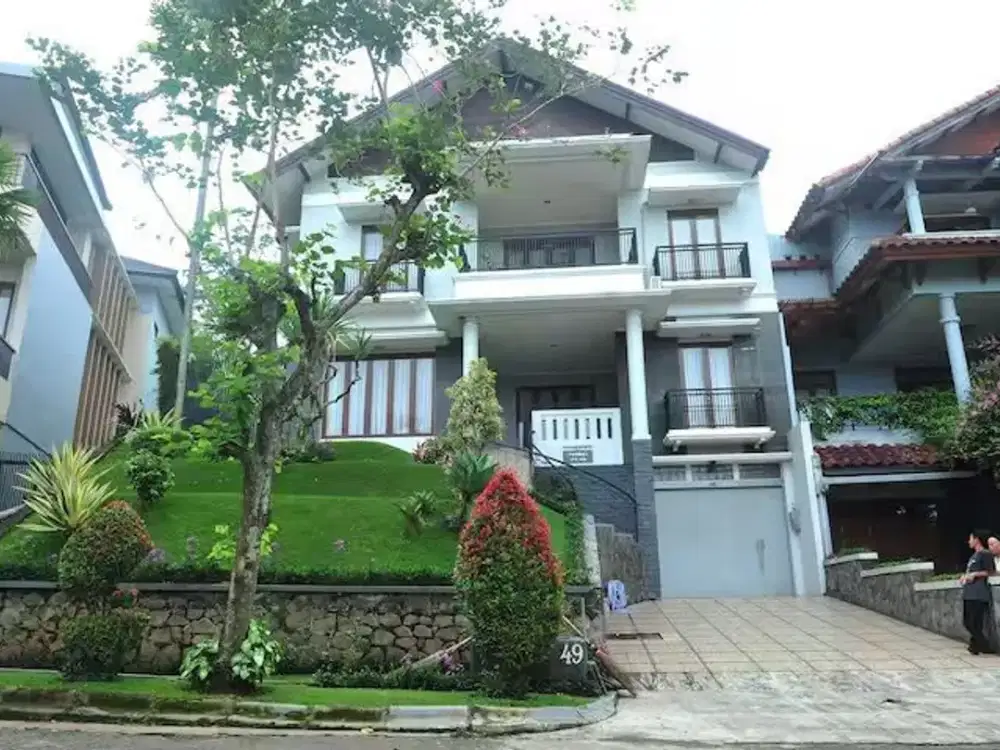 TURUN HARGA! RUMAH VILLA  3 LANTAI ASRI TANAH LUAS DI DAGO BANDUNG
