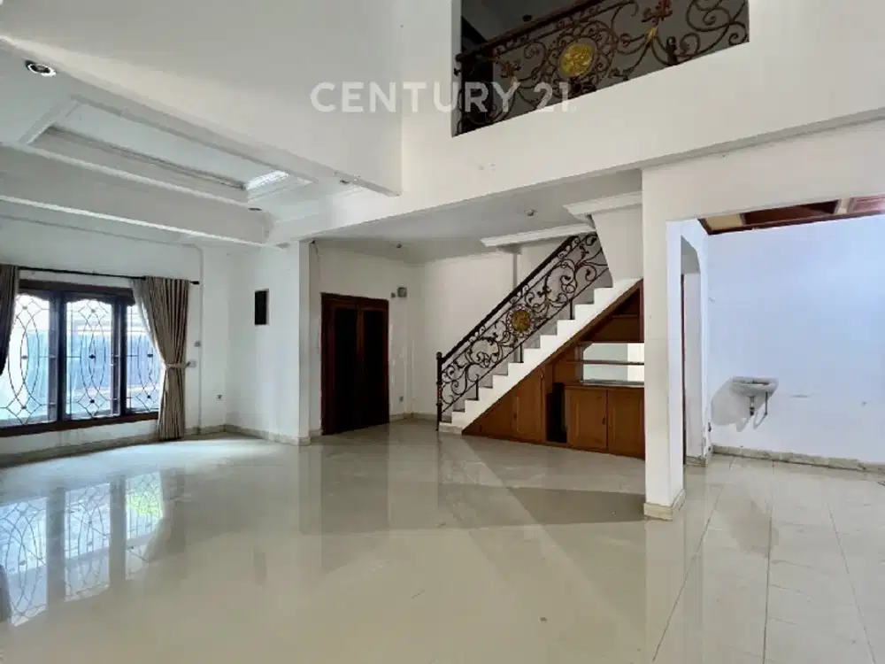Rumah Hoek 1½ Lt Lokasi Strategis Dan Asri Di Kelapa Gading R2402