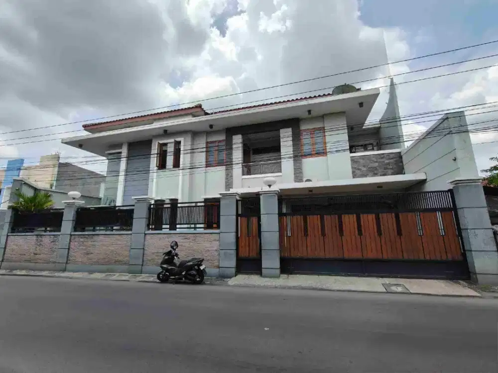 Rumah Mewah Dengan Material Premium Tepi Jalan Raya