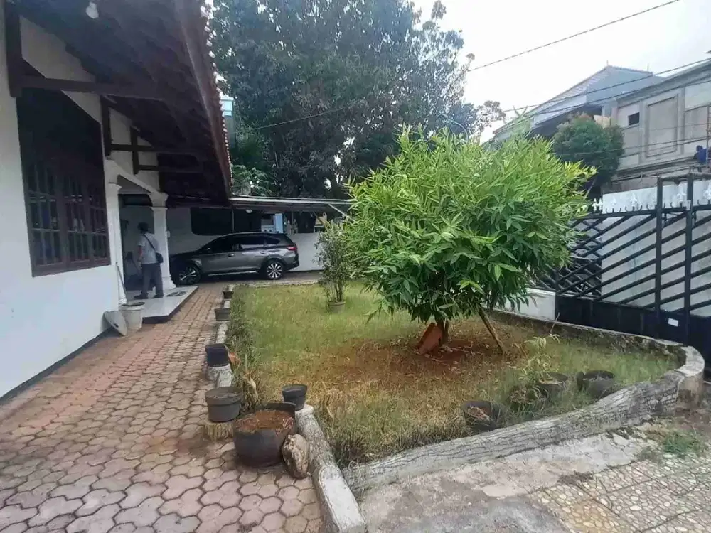 Rumah Tua Masih Kokoh Jual  Hitung Tanah pondok bambu