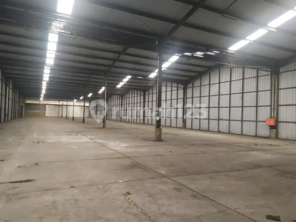 Disewakan Unit Gudang P.98m X L.24m Akses Container 40 Feet. Lokasi Cakung Jakarta Timur.