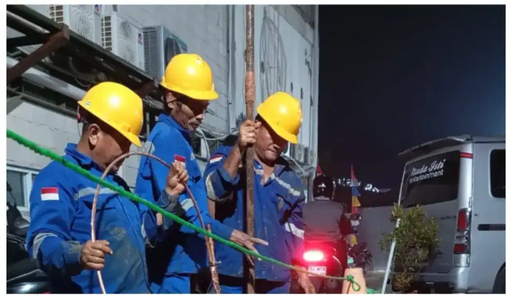 Teknisi ahli jasa pasang penangkal petir dan grounding mesin