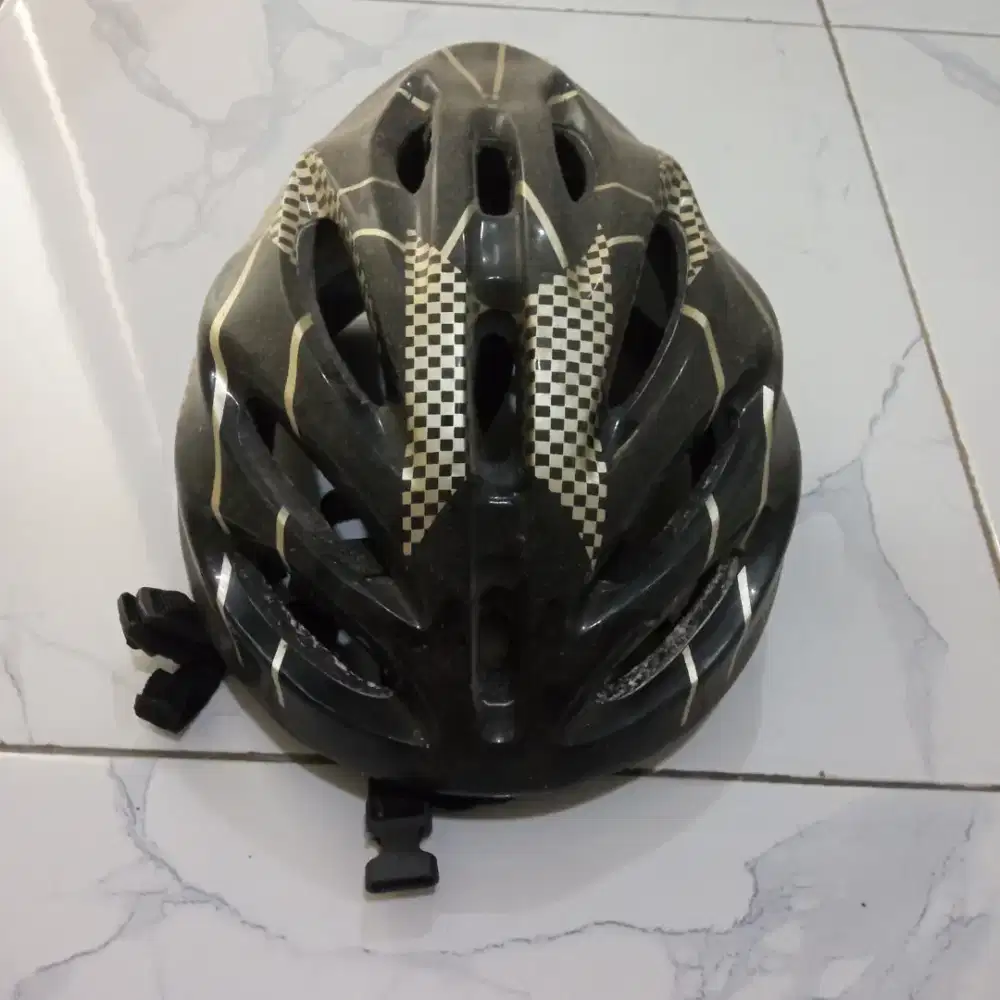 Helm sepeda bekas