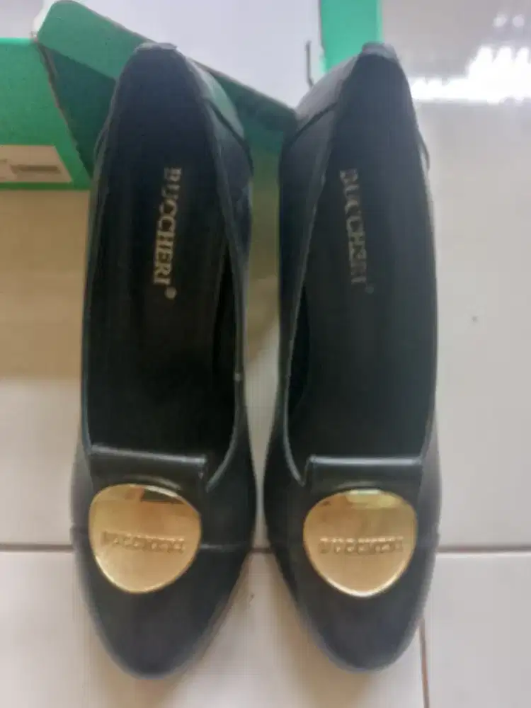 Sepatu merk bucheri wanita