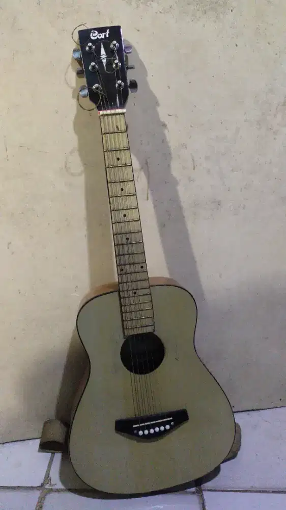Di jual gitar pemakaian sendiri
