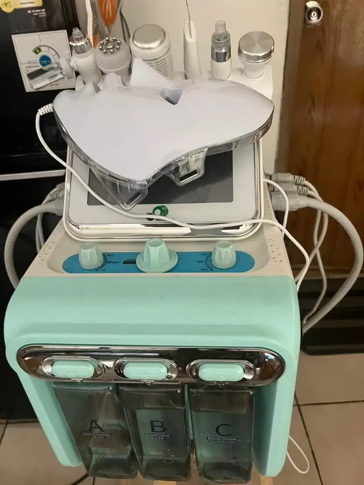 Hydra facial 8 in 1