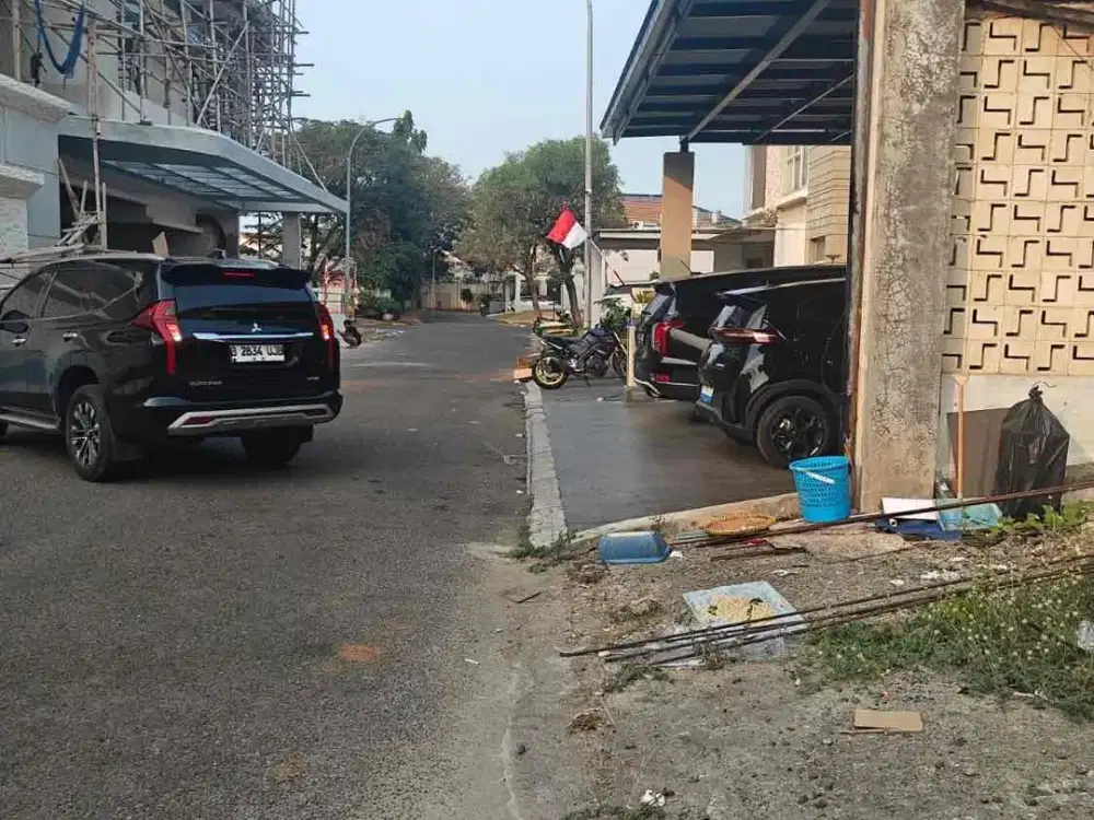 Dijual cepat rumah luas tanah ngantong terenovasi harga dibawah NJOP di cluster D Banyan Jakarta Garden City