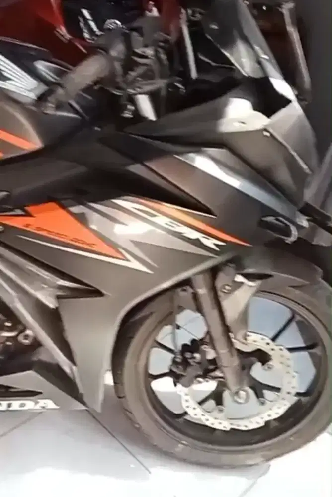 CBR 150 istimewa jarang pakai milik sendiri km rendah istimewa