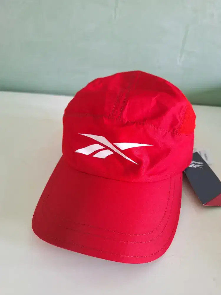 Topi running Reebok merah
