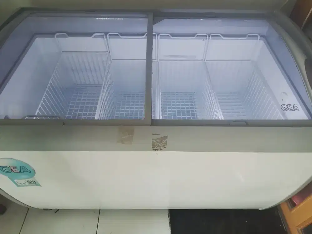 FREEZER GEA SD 360 BY L SLINDING KACA LENGKUNG BEKU NORMAL