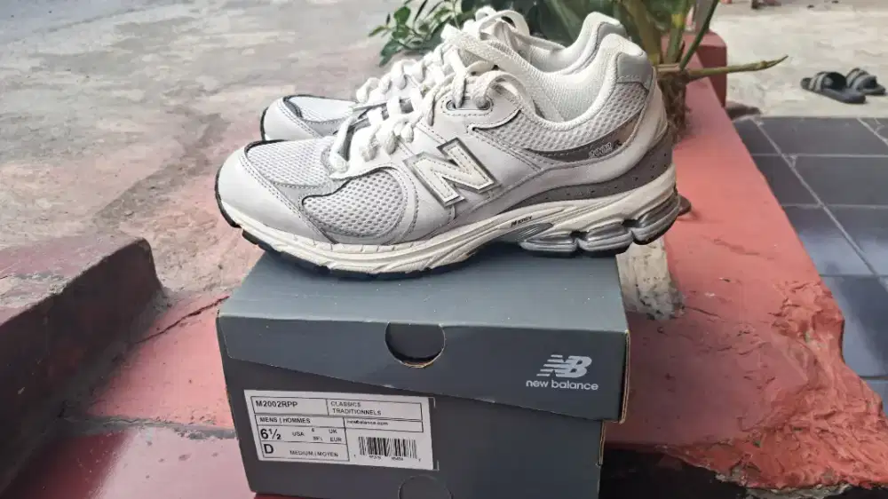 New balance 2002R