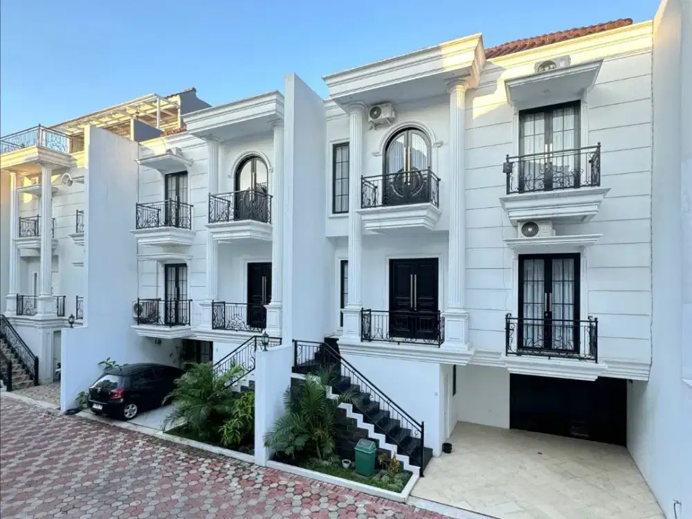Rumah Mewah Klasik 3 Lantai Dalam Townhouse Kawasan Strategis Jagakarsa