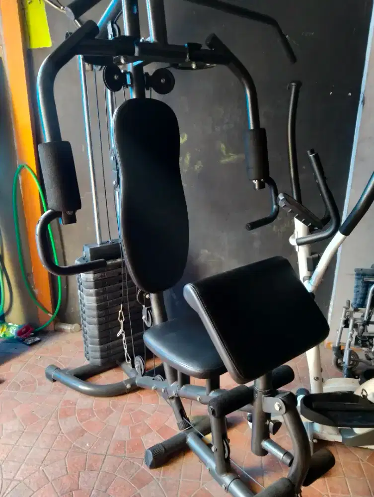 Home gym. Alat olahraga. Alat fitness. Alat gym