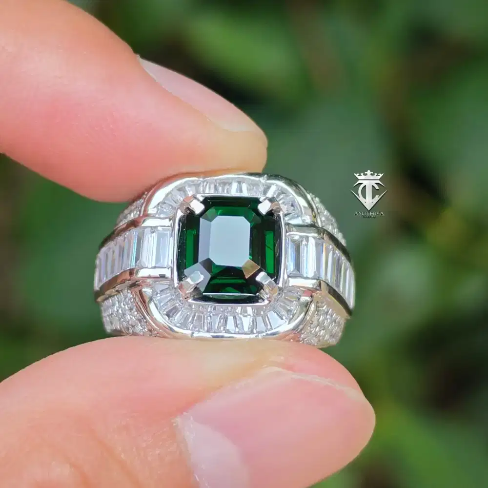 Batu Natural HQ Vivid Green Tsavorite Garnet 3.03 Ct NTE GRI Certified