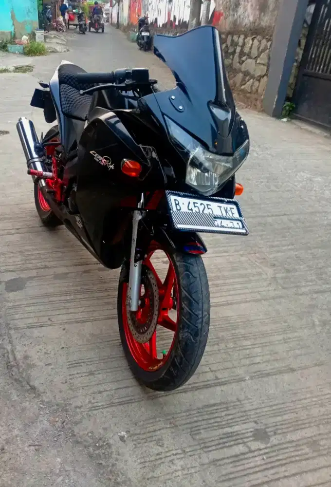 Honda CBR 150R fi cbu Thailand surat lengkap STNK BPKB semua ada