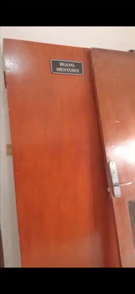 Daun pintu bekas kantor