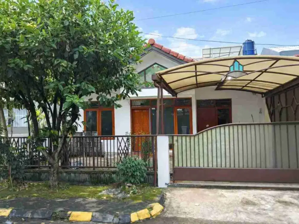 Rumah Lama Terawat di Komplek Batununggal Indah