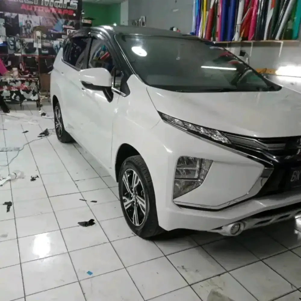 Stiker two-tone hitam Kilat