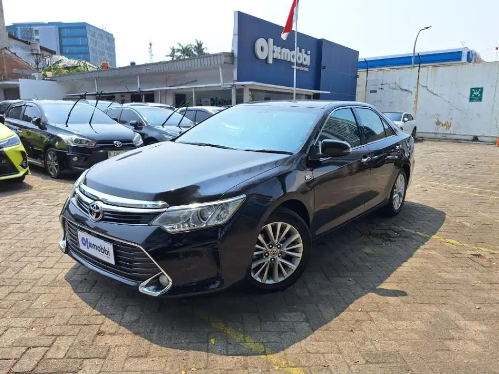 LOW DP Toyota Camry 2.5 V Bensin-AT 2017 SAN