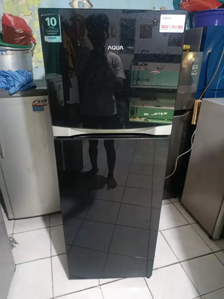 Kulkas 2 pintu merek AQUA inverter