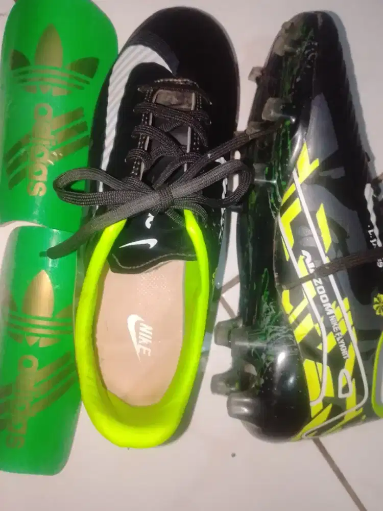 Sepatu bola merk Nike