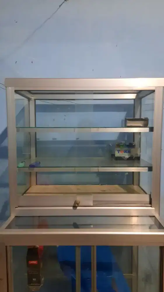 Etalase Rokok Bekas