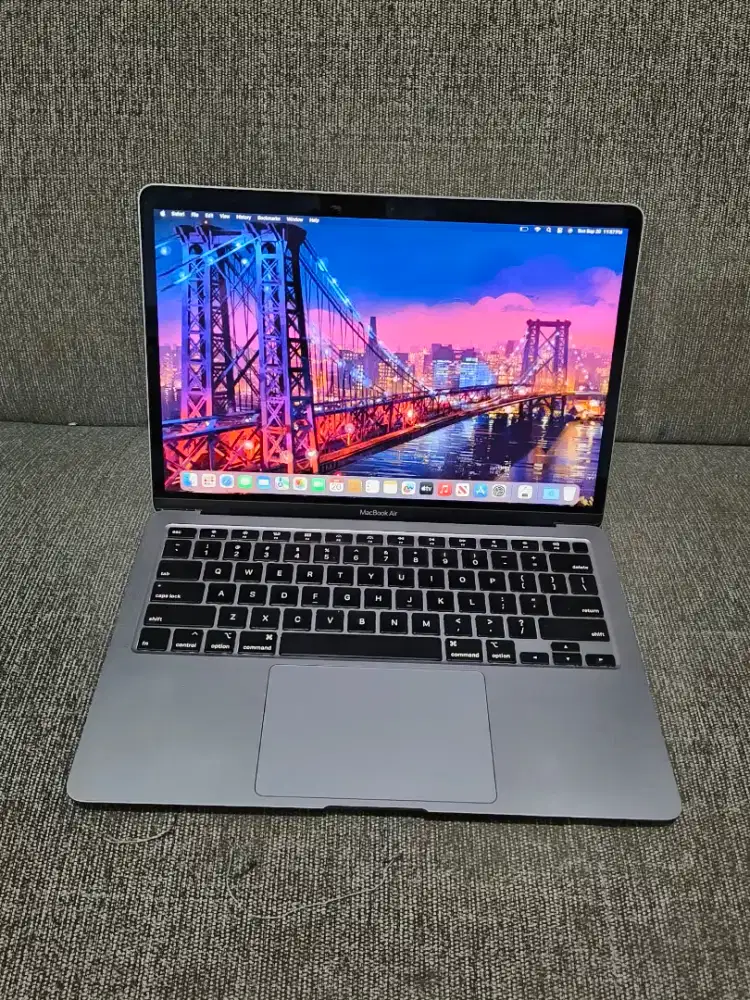 MacBook Air retina  13in 2020
Intel Core i3
Ram 8 GB
SSD 256 GB