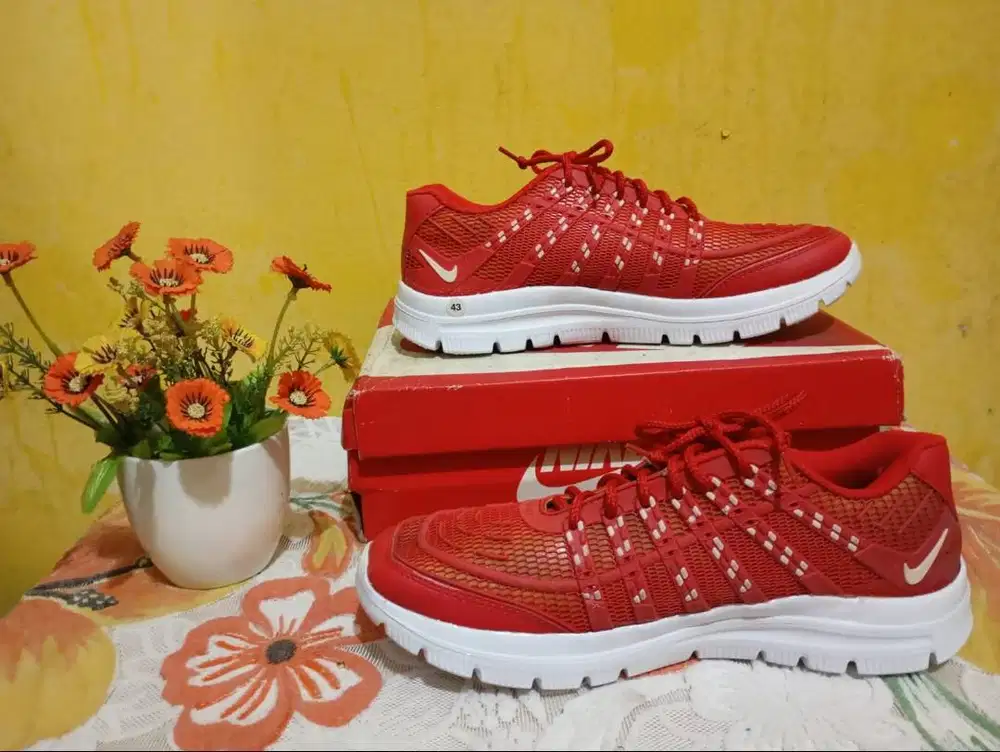 Sepatu Nike Size 43 Merah
