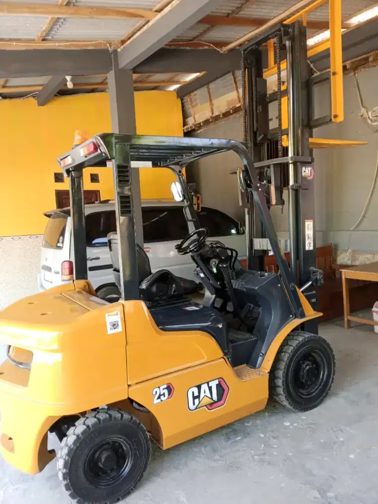 Forklift 2,5 ton Caterpillar 2021 kondisi istimewa