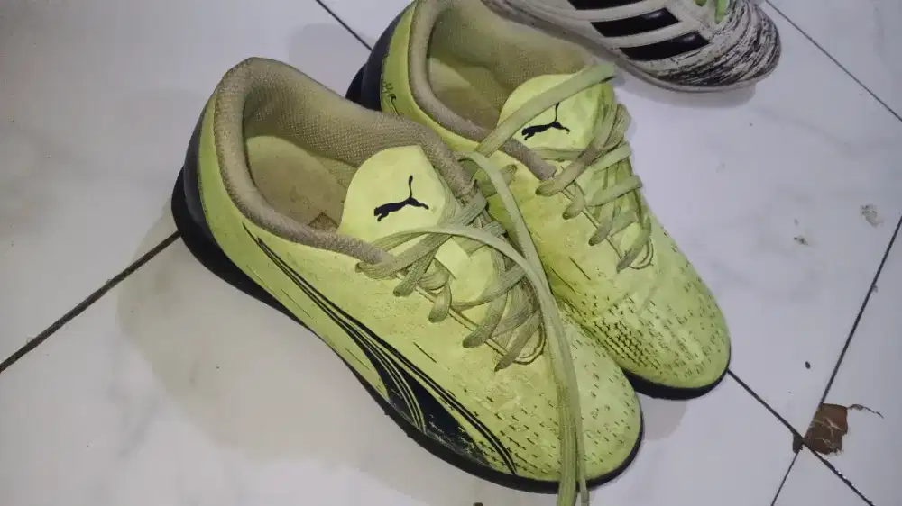 Sepatu truff futsal
