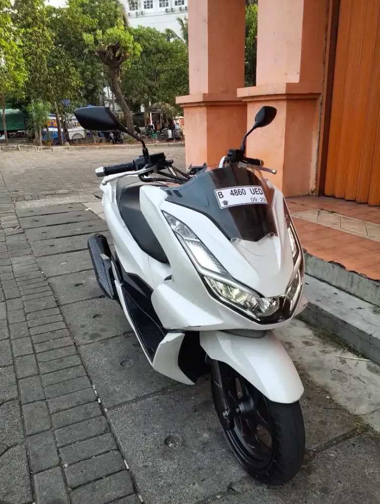 Honda PCX putih glossy 2024