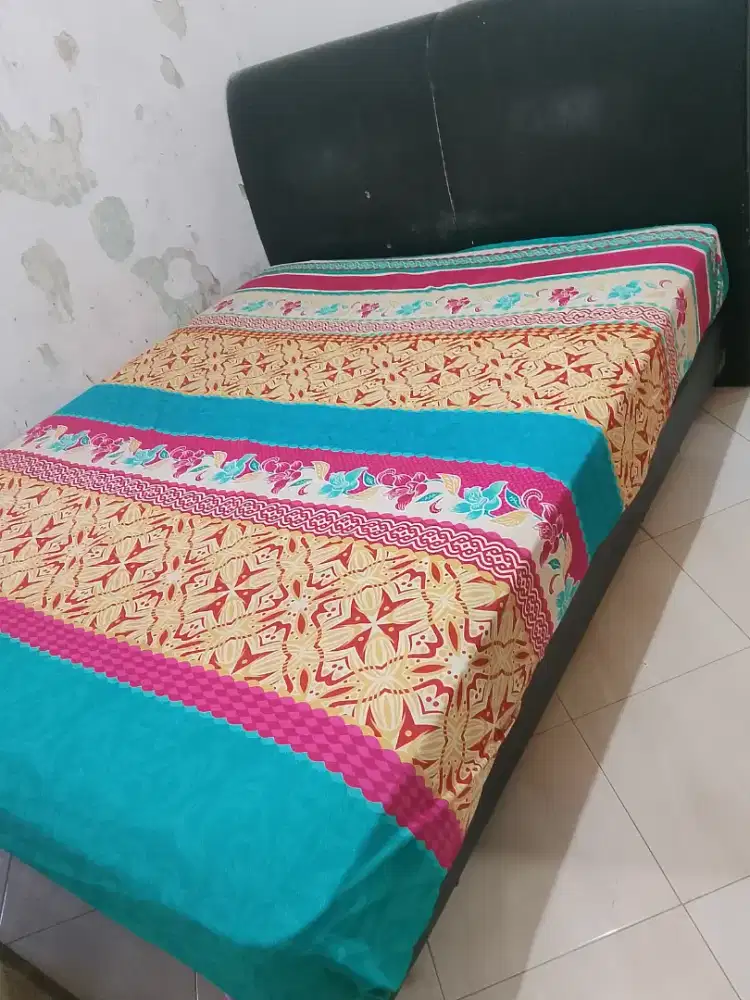Satu set tempat tidur / dipan dan springbed