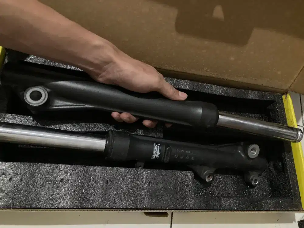 Shock breaker depan kiri dan kanan Honda Stylo 160 CBS