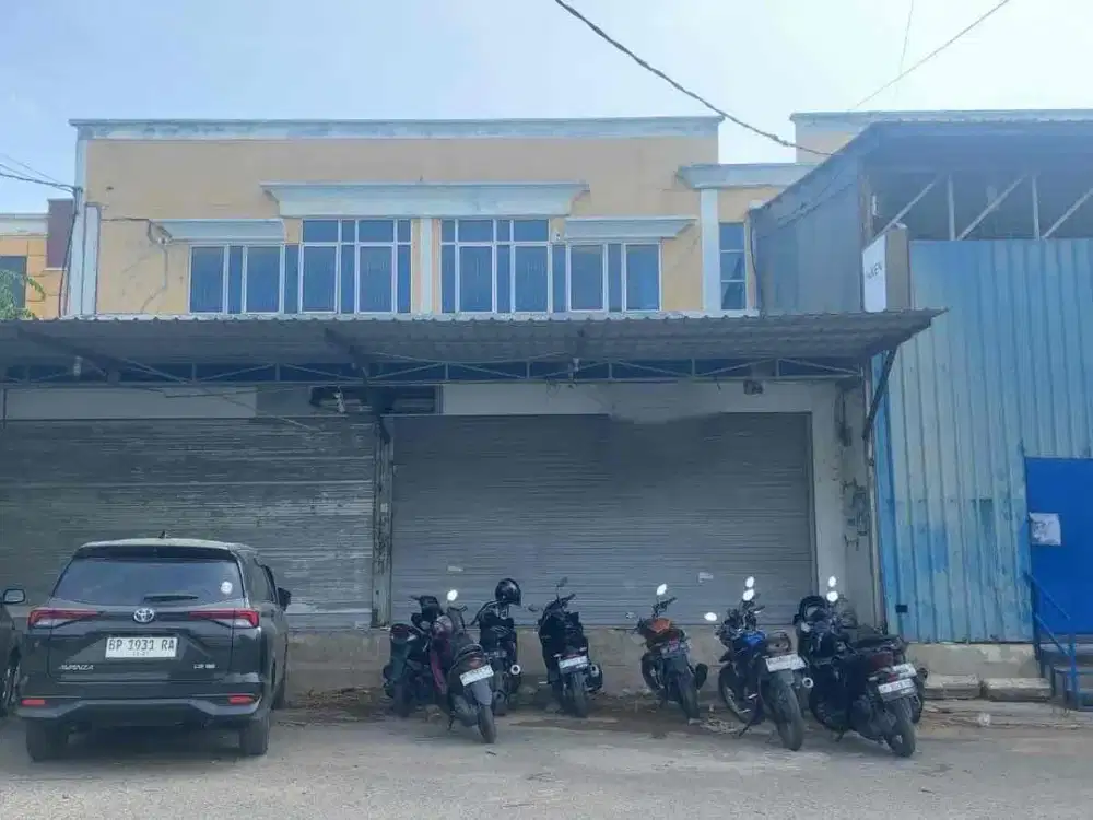 DISEWAKAN
 Gudang 2 Lantai
 Komp. Pergudangan Tanah Mas Sei Panas - Batam

Spesifikasi : 
  LT : 360 m²
  LB : ± 620 m²
- Lt. 1 : 12 m² x 30 m² 
- Lt. 2 : 12 m² x 24 m²  
 Cor 2 Lantai Full

*Harga Sewa : Rp. 250.000.000,- / Tahun*